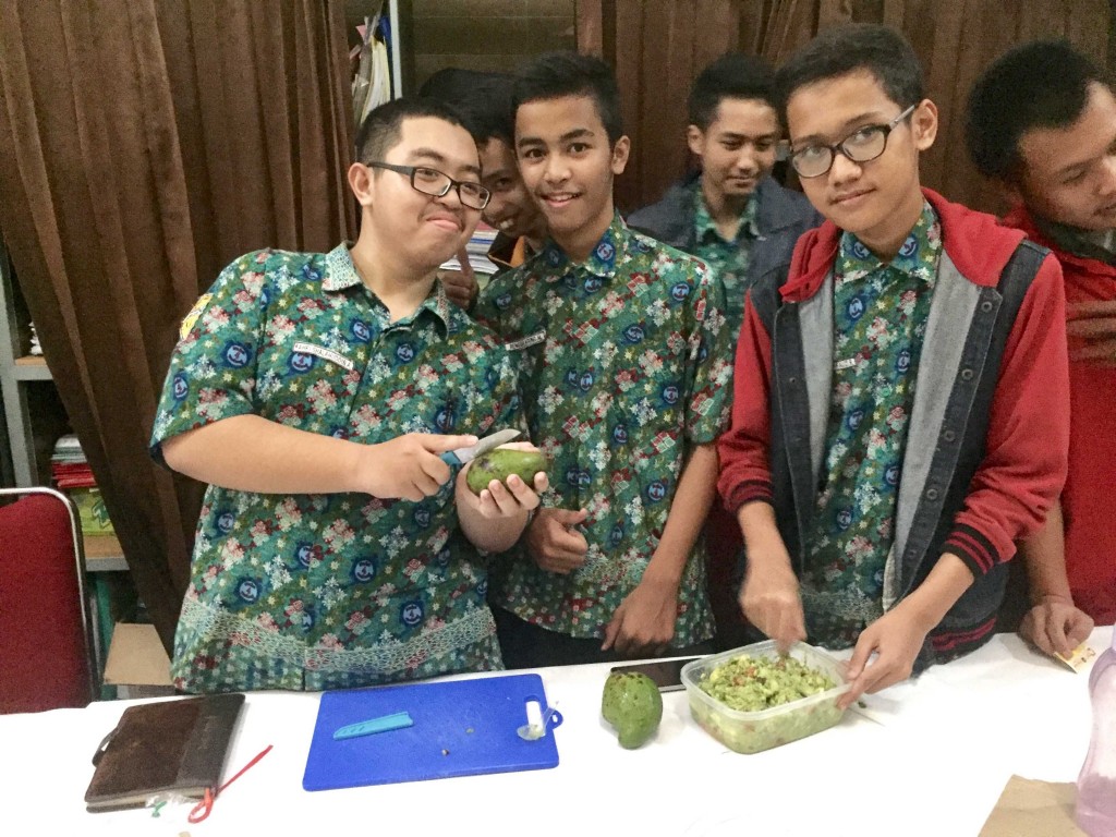 English Club Makes Their Own American Food-Elena3
