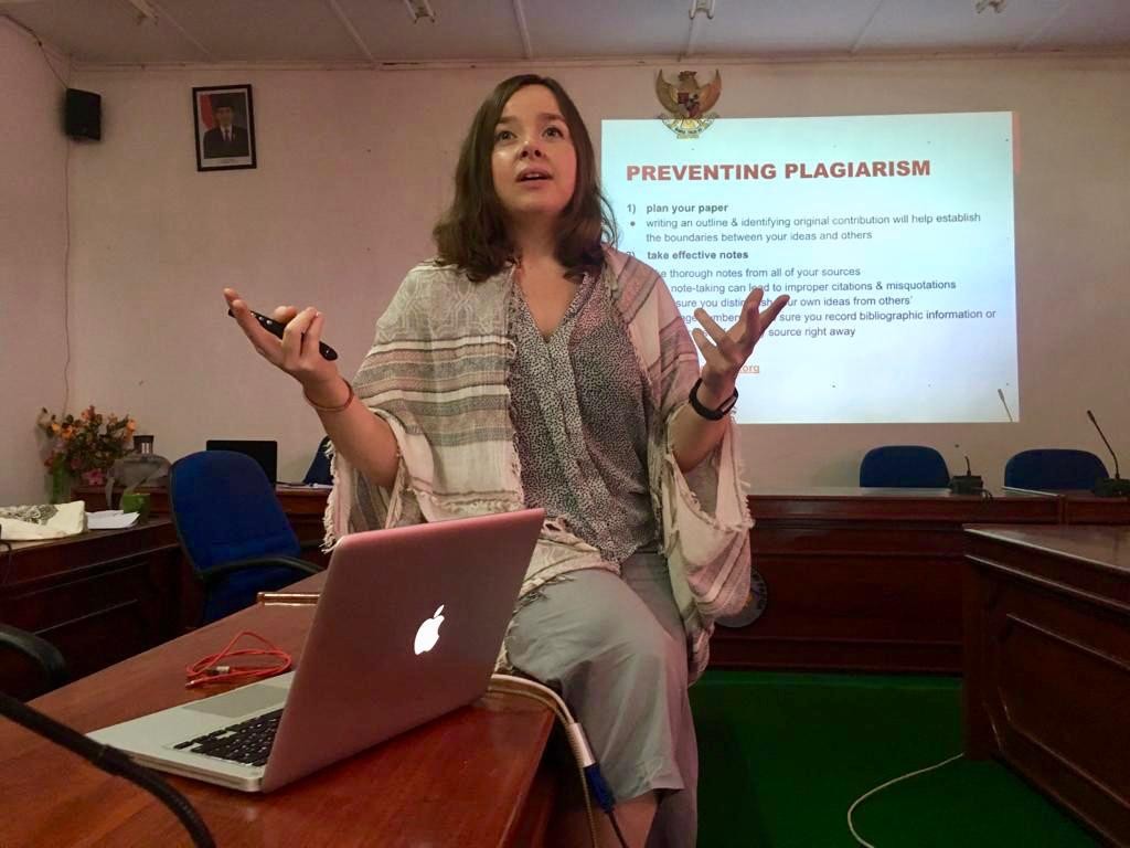 Fulbright Alumni Wendy Erb leading session