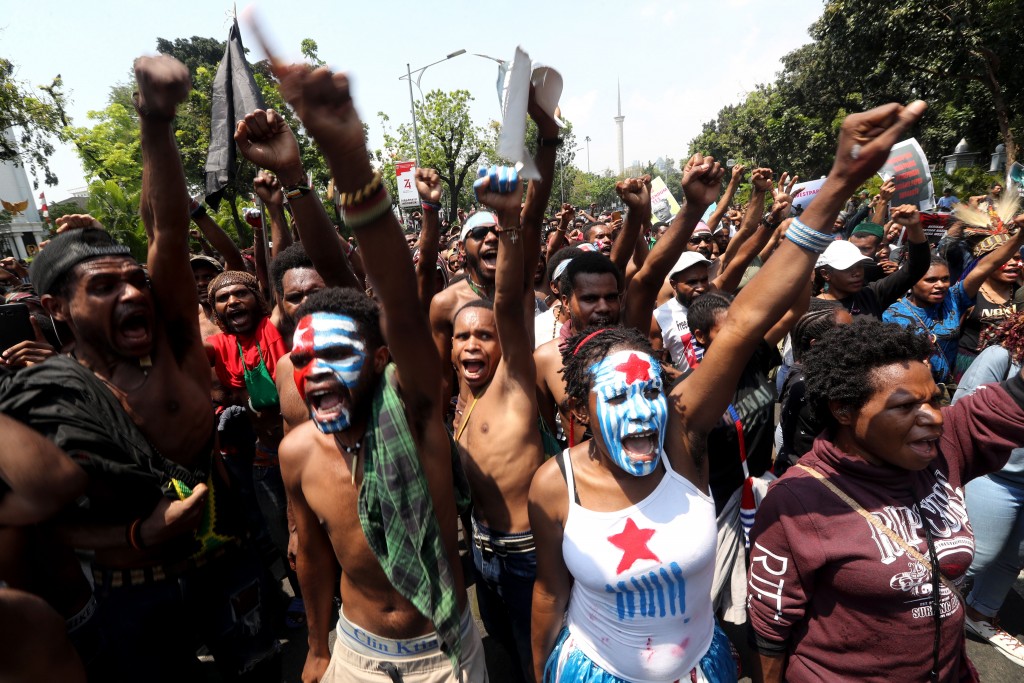 epaselect epa07785227 Papuan activists shout slogans during a rally in Jakarta, Indonesia, 22 August 2019. Activists staged a protest supporting West Papua's call for independence from Indonesia and for authorities to be held accountable for human rights violations against the Papuan people. EPA/BAGUS INDAHONO