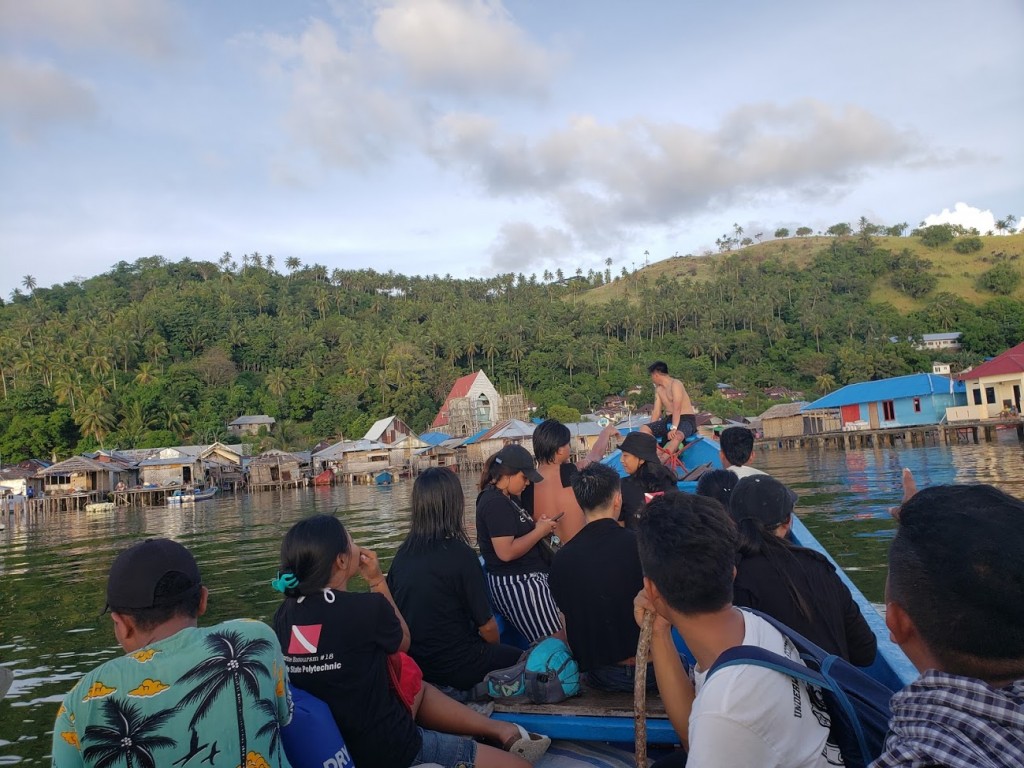 Team from Politknik Negeri Manado approaching Nain Island