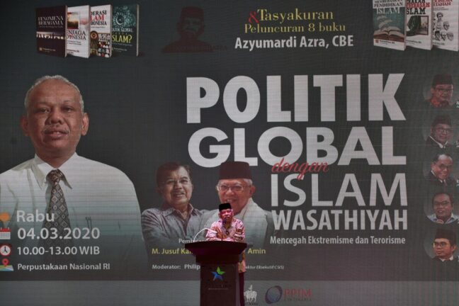 Guru Besar UIN Syarif Hidayatullah Azyumardi Azra memberikan sambutan dalam acara tasyakuran dan peluncuran 8 bukunya yang bertema Politik Global dengan Islam Wasathiyah, Mencegah Ekstremisme dan Terorisme di Perpustakaan Nasional, Jakarta, Rabu (4/3/2020). Kegiatan tersebut bertepatan Azyumardi Azra ke-65. Selain peluncuran buku, kegiatan juga diwarnai dengan diskusi yang menghadirkan sejumlah pembicara seperi Sekretaris Umum Pimpinan Pusat Muhammadiyah Abdul Mu'ti, Pimpinan Majelis Pekerja Harian Persekutuan Gereja-gereja di Indonesia (PGI) Richard M Daulay, dan juga mantan Kepala Badan Pembinaan Ideologi Pancasila (BPIP) Yudi Latif. Kompas/Wawan H Prabowo (WAK)
