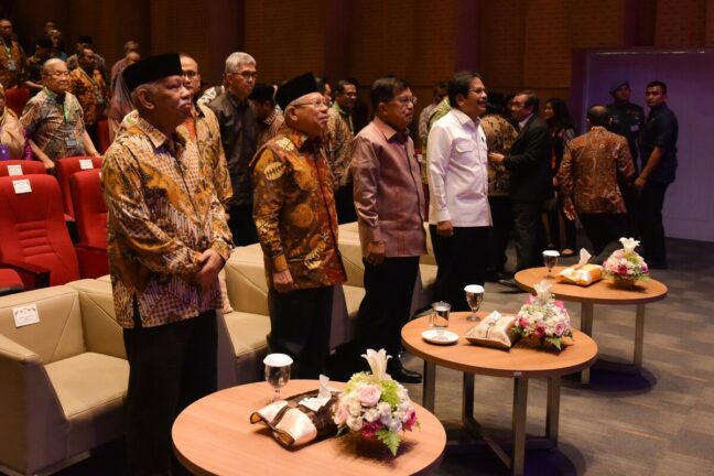 Wakil Presiden Ma'ruf Amin bersama Wakil Presiden ke 10 dan 12 Jusuf Kalla dan Menteri Agraria dan Tata Ruang Sofyan Djalil menghadiri acara tasyakuran dan peluncuran 8 buku Azyumardi Azra bertema Politik Global dengan Islam Wasathiyah, Mencegah Ekstremisme dan Terorisme di Perpustakaan Nasional, Jakarta, Rabu (4/3/2020). Kegiatan tersebut bertepatan dengan ulang tahun Guru Besar UIN Syarif Hidayatullah Azyumardi Azra ke-65. Selain peluncuran buku, kegiatan juga diwarnai dengan diskusi yang menghadirkan sejumlah pembicara seperi Sekretaris Umum Pimpinan Pusat Muhammadiyah Abdul Mu'ti, Pimpinan Majelis Pekerja Harian Persekutuan Gereja-gereja di Indonesia (PGI) Richard M Daulay, dan juga mantan Kepala Badan Pembinaan Ideologi Pancasila (BPIP) Yudi Latif. Kompas/Wawan H Prabowo (WAK)