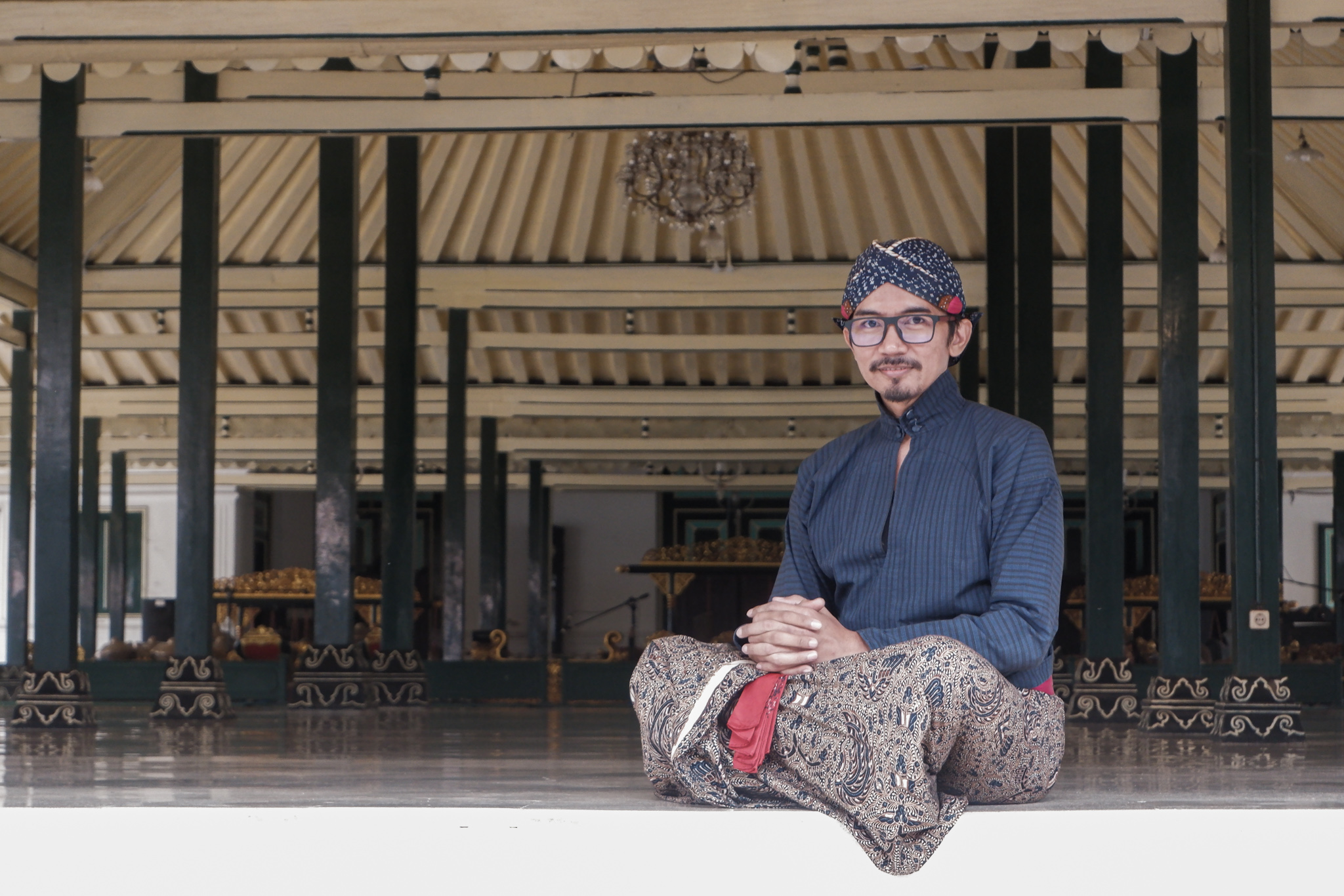 1613466854623-kanjeng-noto-berpose-di-selasar-di-dalam-keraton-yogyakarta