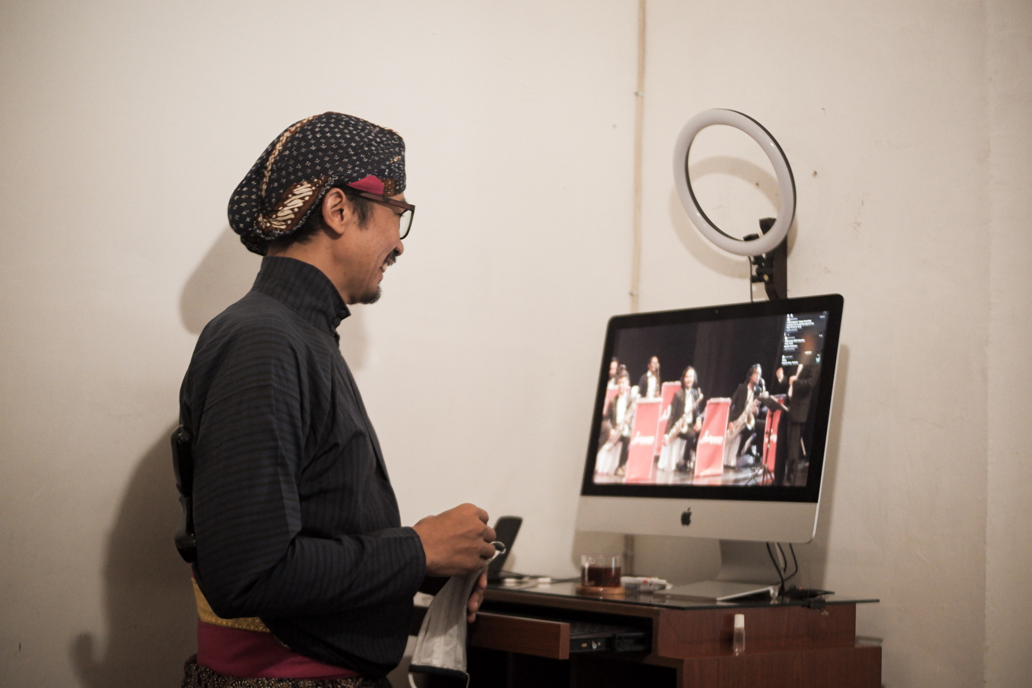 1613466927434-kanjeng-noto-menunjukan-rilisan-terbaru-grup-musik-binaannya-yang-berjudul-tiga-malam