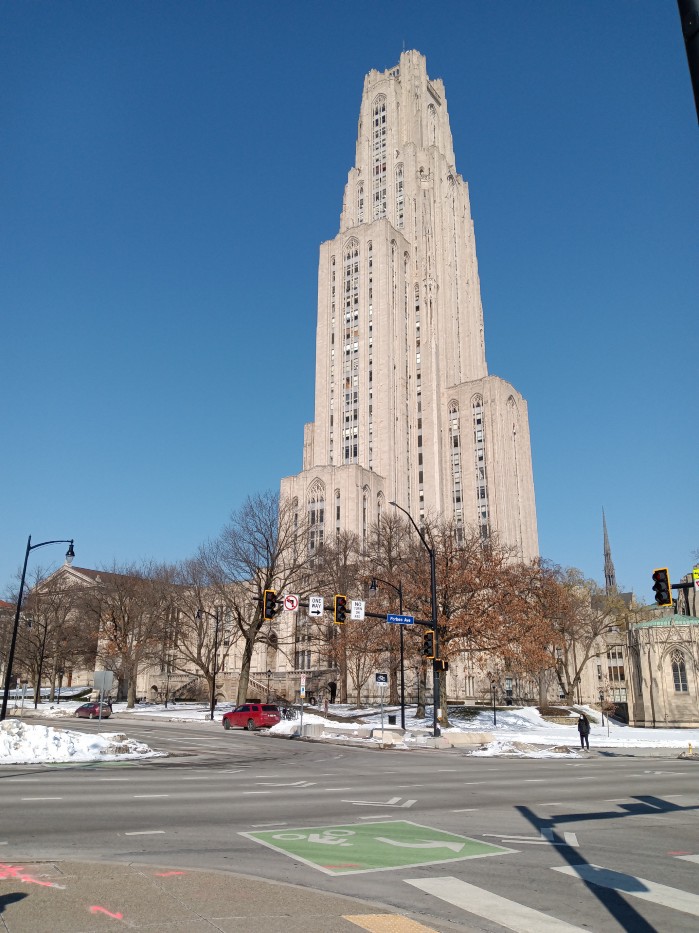 Cathedral of Learning di University of Pittsburgh (Sumber: dokumentasi pribadi, 2022)